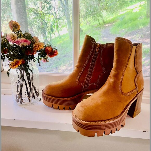 Sheln Chunky Lug Sole Chelsea Boots - Picture 2 of 4